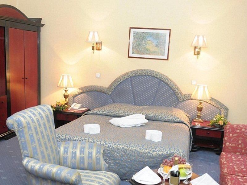 Ambassador Hotel อัลมาตี ภายนอก รูปภาพ
