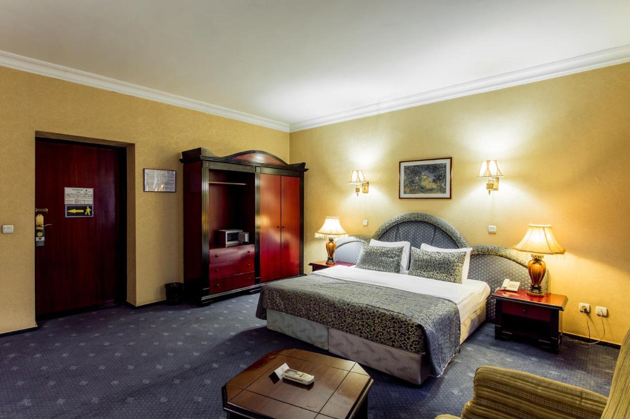 Ambassador Hotel อัลมาตี ภายนอก รูปภาพ