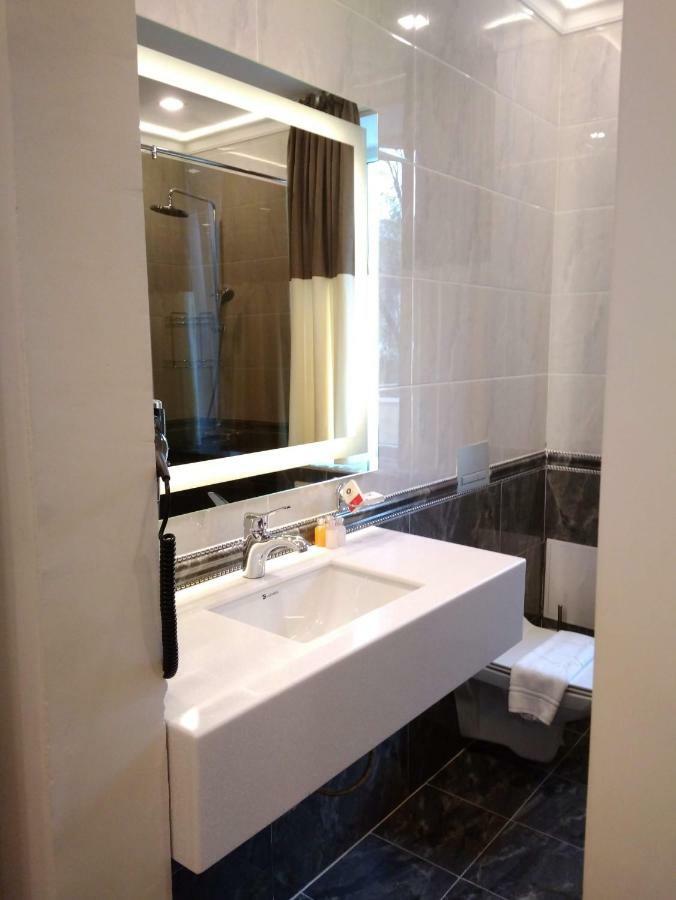 Ambassador Hotel อัลมาตี ภายนอก รูปภาพ